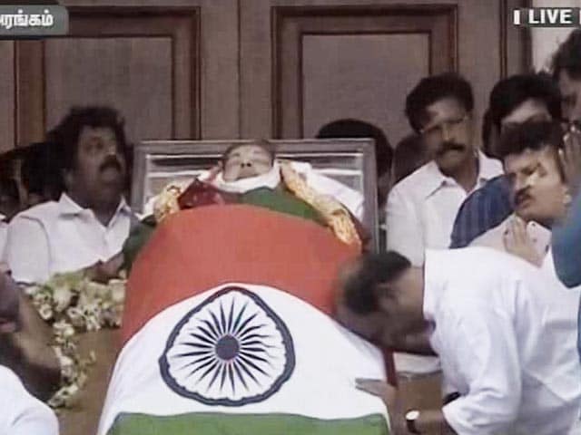 Video : Next To Jayalalithaa Aide Sasikala Natarajan, Rajinikanth, Head Bowed