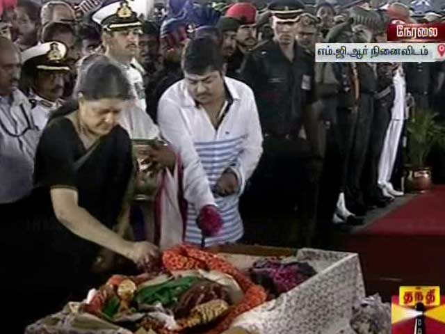 Video : Jayalalithaa Buried, Last Rites Performed By Closest Aide Sasikala Natarajan