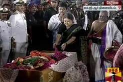 इंडिया 7 बजे : जयललिता को अंतिम विदाई इंडिया 7 बजे : जयललिता को अंतिम विदाई