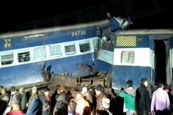 पश्चिम बंगाल में कैपिटल एक्सप्रेस के दो कोच पटरी से उतरे, 2 लोगों की मौत, 12 घायल पश्चिम बंगाल में कैपिटल एक्सप्रेस के दो कोच पटरी से उतरे, 2 लोगों की मौत, 12 घायल