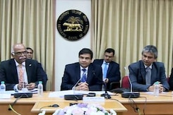 RBI Unexpectedly Keeps Rates Unchanged Despite Cash Crunch RBI Unexpectedly Keeps Rates Unchanged Despite Cash Crunch