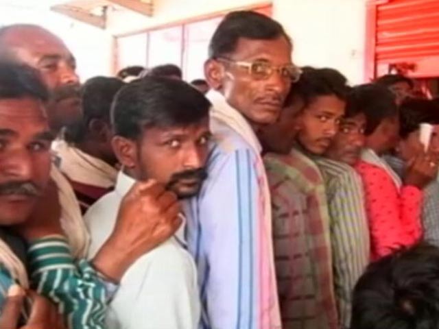 नोटबंदी : एक महीना पूरा, नहीं कम हुई कतारें