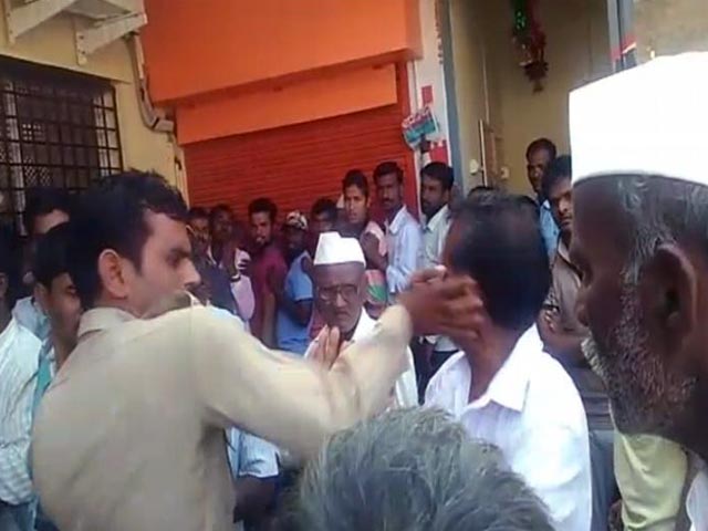 एटीएम की कतार में लगे रिटायर्ड फौजी के साथ बदसलूकी