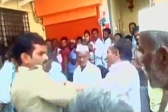 Caught On Camera: Cop Slaps Ex-Serviceman In Bank Queue In Karnataka Caught On Camera: Cop Slaps Ex-Serviceman In Bank Queue In Karnataka