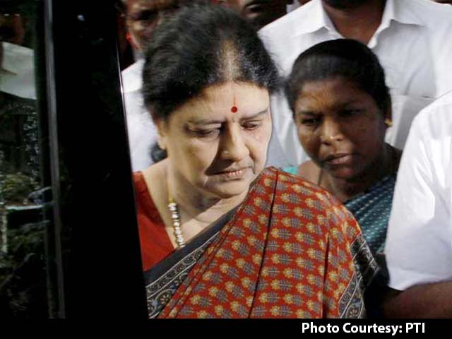 Video : Chief Minister, Others Meet Sasikala Natarajan At Jayalalithaa's Poes Garden