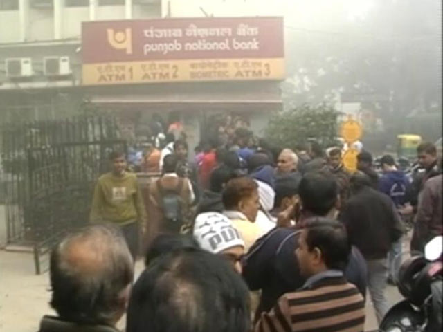 नोटबंदी का 31वां दिन, ठिठुरती ठंड में लाइन में लगे लोग