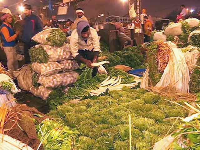 ग्राउंड रिपोर्ट : नोटबंदी से आजादपुर सब्‍जी मंडी में छाई मंदी...