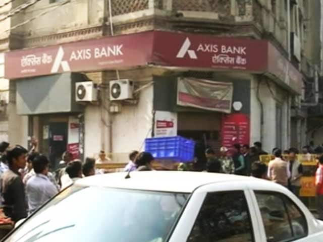 Videos : नोटबंदी : चांदनी चौक में एक्सिस बैंक की शाखा पर आयकर विभाग का छापा