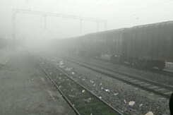 पहाड़ों में बर्फ़बारी के बाद पूरे उत्तर भारत में कोहरे की चादर पहाड़ों में बर्फ़बारी के बाद पूरे उत्तर भारत में कोहरे की चादर