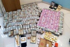 कर्नाटक में हवाला कारोबारी के घर छापे में 5.7 करोड़ के नए नोट, 32 किलो सोना बरामद कर्नाटक में हवाला कारोबारी के घर छापे में 5.7 करोड़ के नए नोट, 32 किलो सोना बरामद