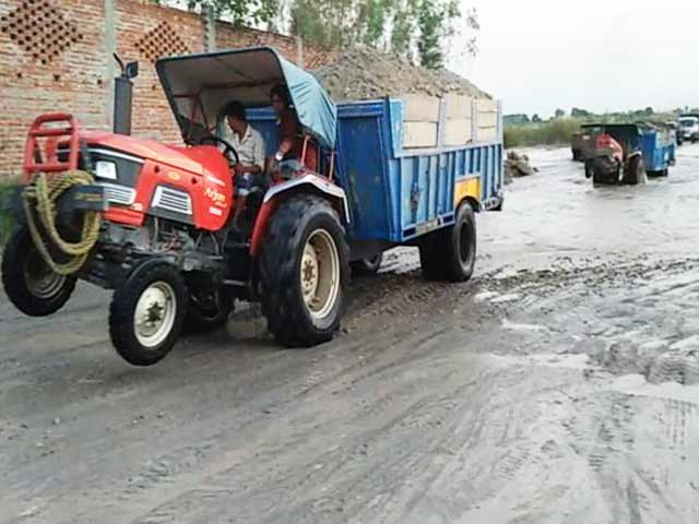 गंगा नदी को खनन माफियाओं से बचाने के लिए एक संन्यासी और उनके साथियों की मुहिम