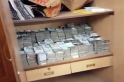ग्रेटर कैलाश में छापेमारी, 13.5 करोड़ मिले ग्रेटर कैलाश में छापेमारी, 13.5 करोड़ मिले