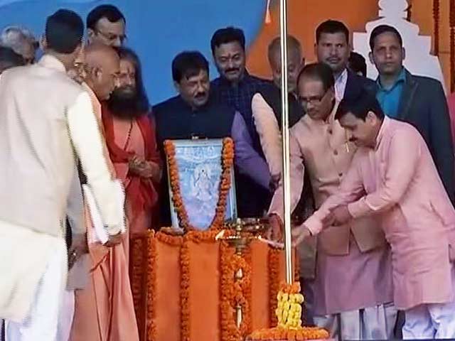 मध्य प्रदेश के मुख्यमंत्री शिवराज सिंह चौहान ने नर्मदा सेवा यात्रा को दिखाई हरी झंडी