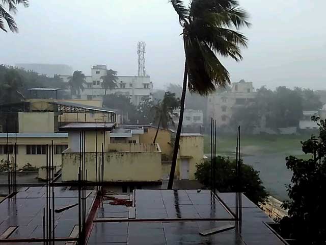 Video : Cyclone Vardah Strikes Near Chennai, 16,000 Evacuated, 4 Dead