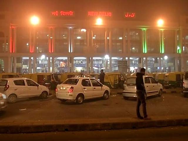 रेल और हवाई सफर पर मौसम की मार