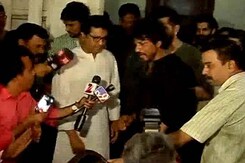 SRK Meets Raj Thackeray On <i>Raees</i>, 'Assures' Him On Pak Actor Rumour SRK Meets Raj Thackeray On <i>Raees</i>, 'Assures' Him On Pak Actor Rumour