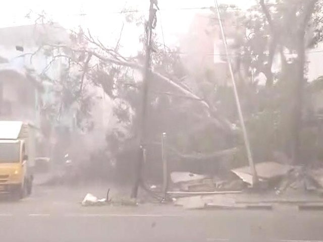 Videos : चेन्नई तट से टकराया वरदा तूफान, 2 की मौत