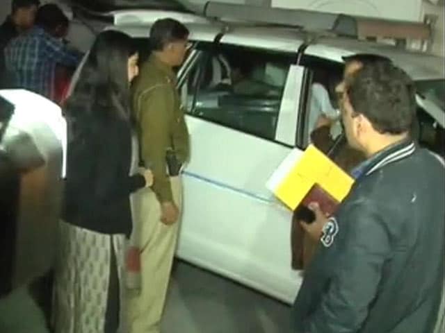 Video : 3 Large Cars Used To Remove 14 Crores In Cash From Delhi Lawyer's Home