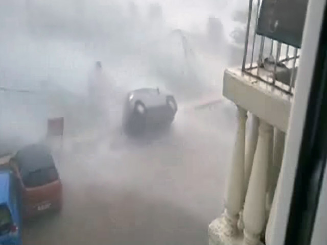 इंडिया 8 बजे : 'वरदा' तूफान में उड़ती दिखीं कारें