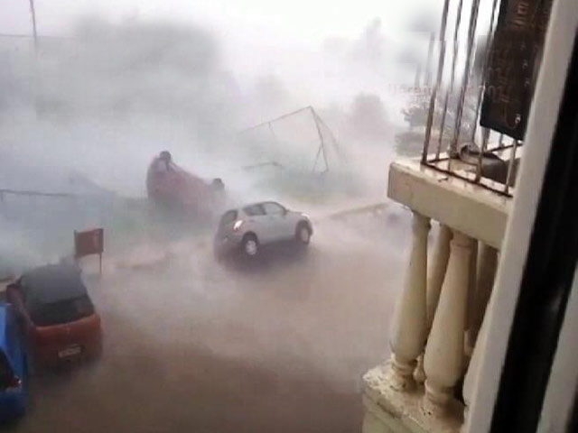 'वरदा' ने मचाई तबाही : हवा में ऐसे उड़ गई कार