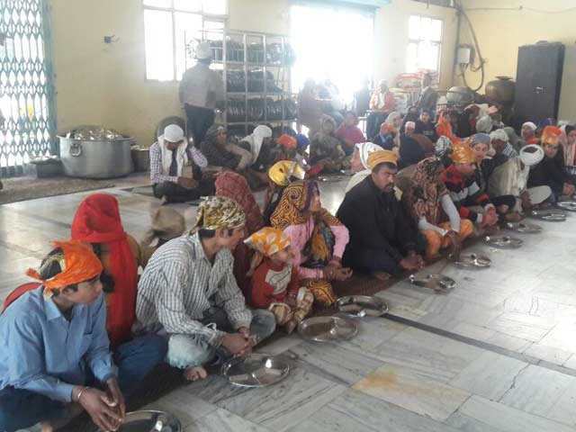 कैश क्रंच में लंगर का सहारा, नोटबंदी के बाद लंगर में बढ़ी भीड़