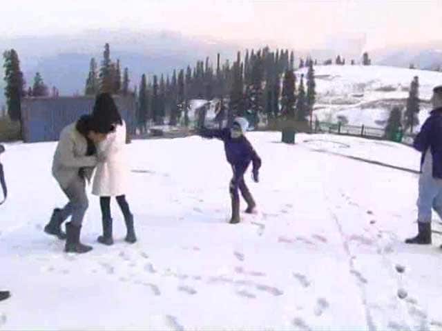 Video : Tourists Flock Back As Kashmir Settles Down, Snow Descend on Gulmarg