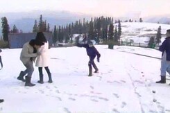 Tourists Flock Back As Kashmir Settles Down, Snow Descend on Gulmarg Tourists Flock Back As Kashmir Settles Down, Snow Descend on Gulmarg