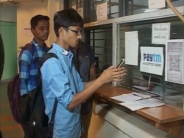 नोटबंदी : गुजरात में शिक्षा संस्थानों में कैशलेस सुविधायें बढ़ीं, छात्रों को राहत