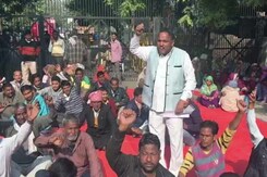नोएडा : वेतन नहीं मिलने से नाराज सफाईकर्मी हड़ताल पर, शहर में लगे कूड़े के अंबार नोएडा : वेतन नहीं मिलने से नाराज सफाईकर्मी हड़ताल पर, शहर में लगे कूड़े के अंबार