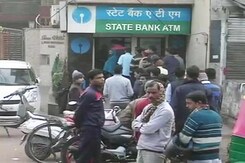 नोटबंदी के 36 दिन बाद भी खत्म नहीं हो रही आम लोगों की मुश्किलें नोटबंदी के 36 दिन बाद भी खत्म नहीं हो रही आम लोगों की मुश्किलें