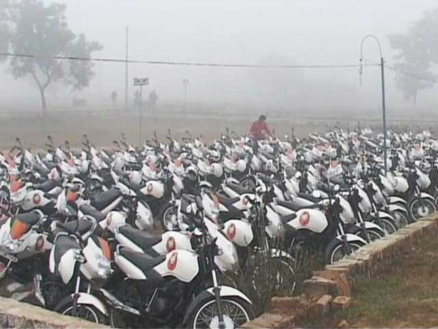 बीजेपी की बाइक ब्रिगेड! गोरखपुर के पास खड़ी हैं कमल के स्टीकर वाली 248 बाइक
