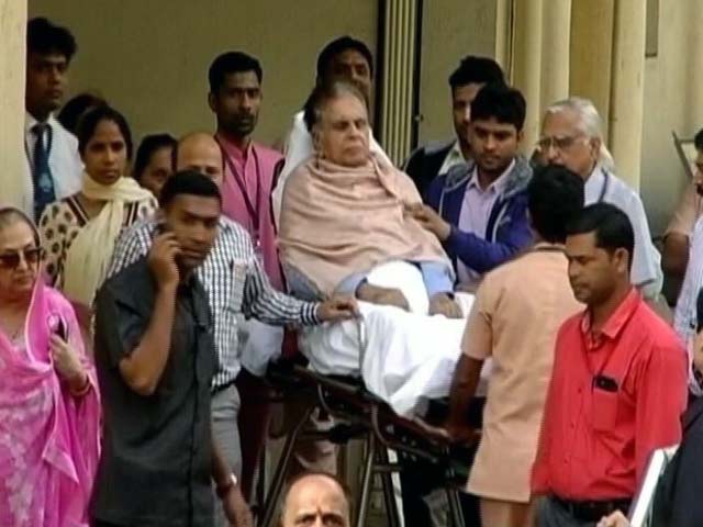 दिलीप कुमार को अस्पताल से मिली छुट्टी, एंबुलेंस में लौटे घर