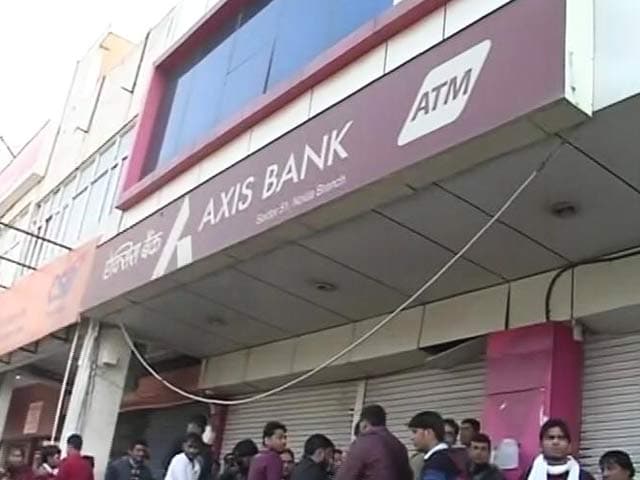Video : Raids At 2 Axis Bank Branches, 60 Crores In 20 Fake Accounts In Noida