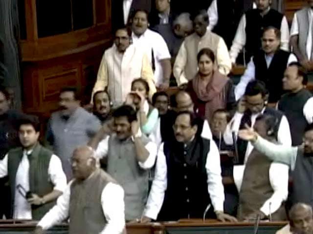 Videos : इंडिया 8 बजे : संसद ठप, सड़क पर शोर