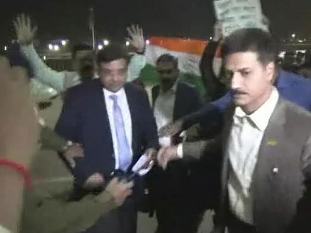 RBI Chief Urjit Patel Heckled By Congress Workers At Kolkata Airport