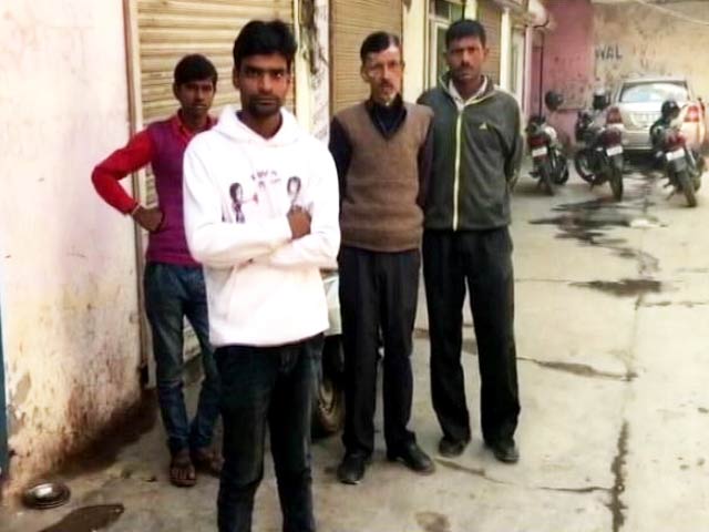 कैशलेस और मजबूर, सैलरी नहीं मिलने से परेशान हैं मजदूर