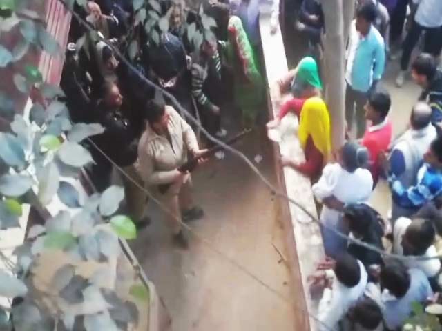 बैंक के बाहर हंगामा, कॉन्स्टेबल और महिलाओं के बीच हाथापाई