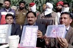 अमृतसर : 12 लाख कीमत के नए 2000 रुपये के नोट बरामद अमृतसर : 12 लाख कीमत के नए 2000 रुपये के नोट बरामद