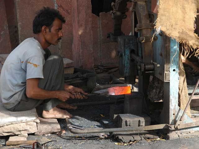 लोहे का काम करने वालों के लिए रोजी-रोटी कमाने में भी मुश्किल