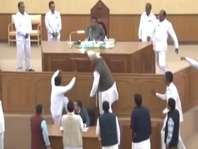 Videos : त्रिपुरा विधानसभा में हंगामा, तृणमूल विधायक अध्यक्ष की गदा लेकर भागे
