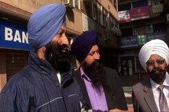 पुराने नोट पर बदला फरमान, लोग परेशान पुराने नोट पर बदला फरमान, लोग परेशान