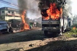आर्थिक नाकेबंदी से मणिपुर की जनता परेशान आर्थिक नाकेबंदी से मणिपुर की जनता परेशान
