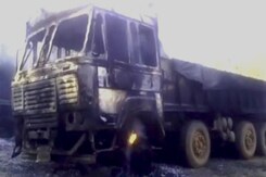 महाराष्ट्र : नक्सलियों ने सूरजगढ़ में 76 ट्रक जलाए महाराष्ट्र : नक्सलियों ने सूरजगढ़ में 76 ट्रक जलाए