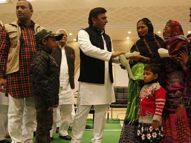 Video : With Eye On UP Polls, Akhilesh Yadav Gives Compensation Over Bank Queue Deaths