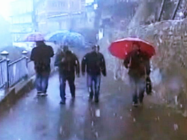 हिमाचल में मौसम की पहली बर्फबारी, दिल्ली में भी पारा लुढ़का