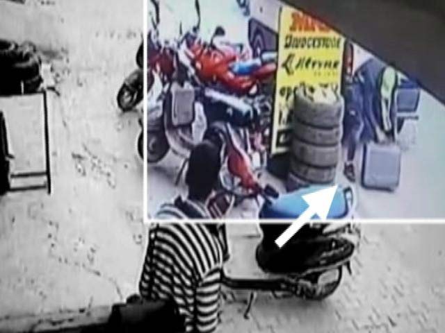 Videos : दिल्ली : कैशवैन से 10 लाख लूटने वाले तीन लोग गिरफ्तार