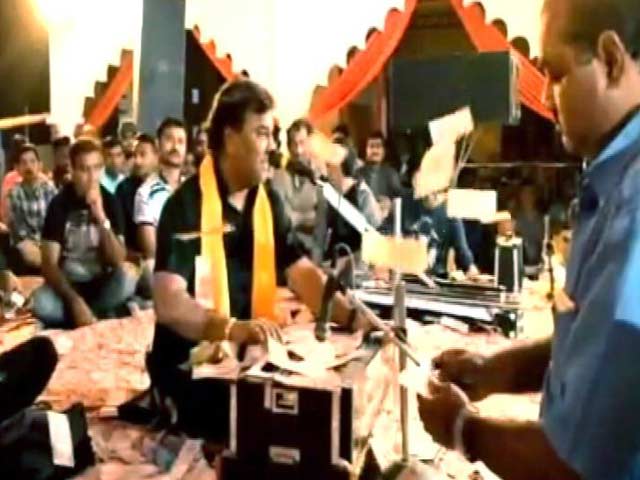 VIDEO: गुजरात के नवसारी में भजन कार्यक्रम में उड़ाए गए डेढ़ करोड़ रुपये