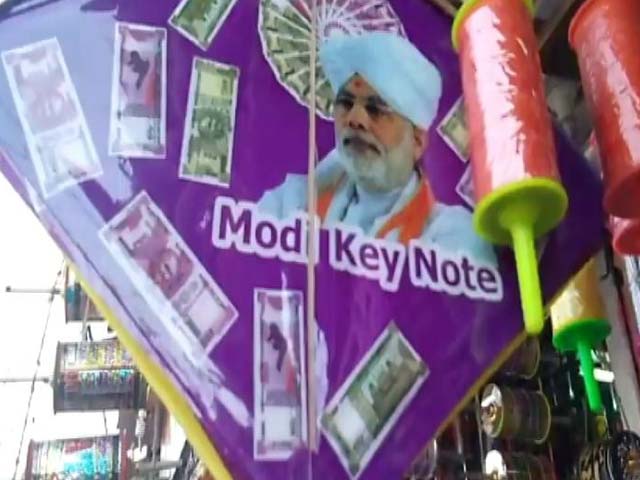 गुजरात : नोटबंदी की थीम पर बनीं पतेंगें