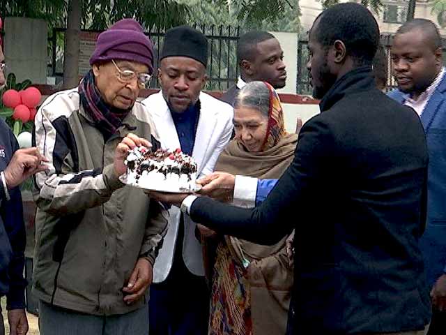 दिल्ली में विदेशी छात्रों ने ओल्ड एज होम में बुजुर्गों के साथ मनाया क्रिसमस