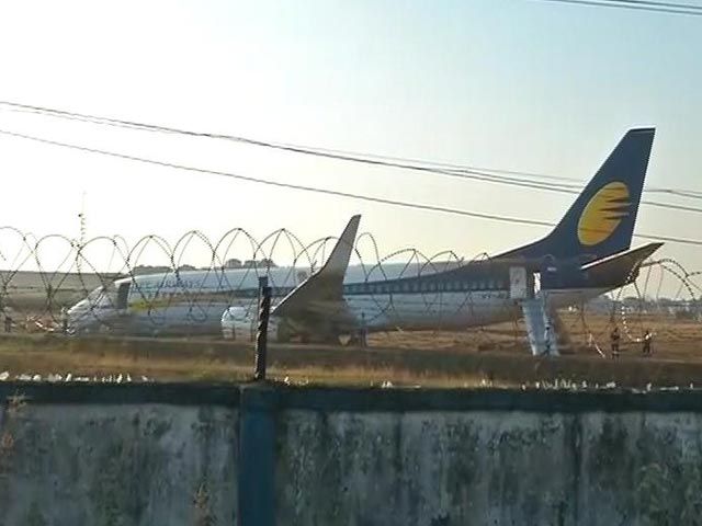 Videos : गोवा से मुंबई जाने वाला जेट एयरवेज का विमान रनवे पर फिसलकर 360 डिग्री घूमा